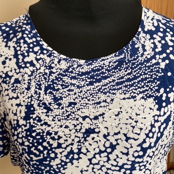 𝅺JM Collection Abstract Short Sleeve Top Blue White PM Petite Medium - Picture 2 of 9